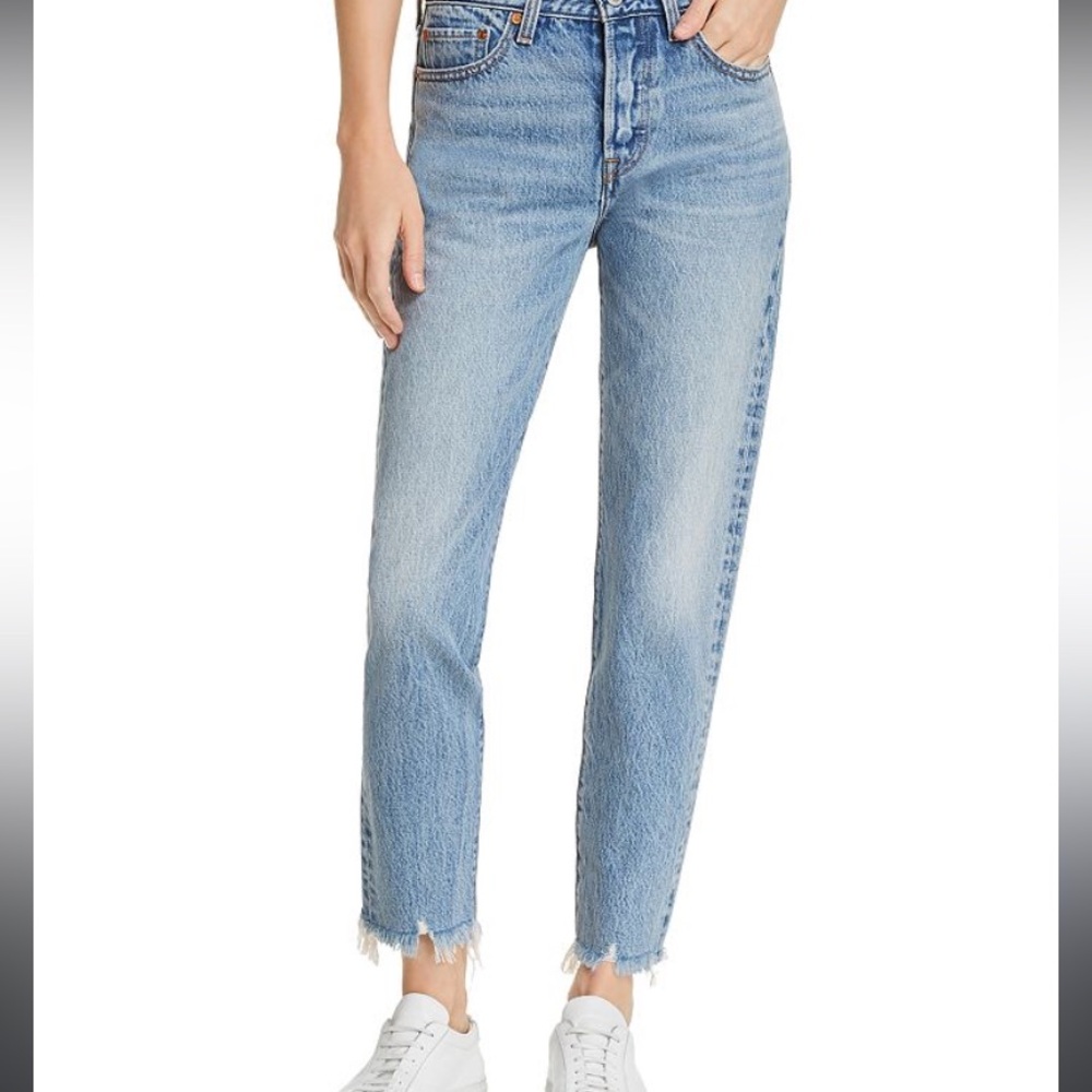 Levi’s wedgie fit fray bottom size 26